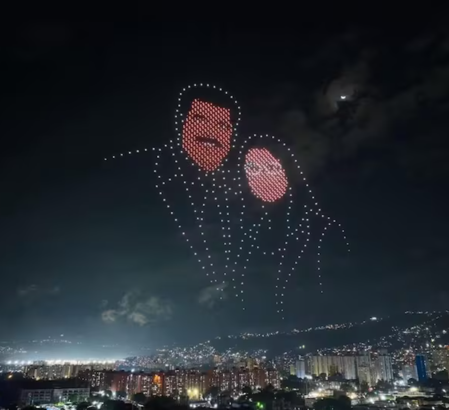 Show de drones en favor de Nicolás Maduro y su esposa.