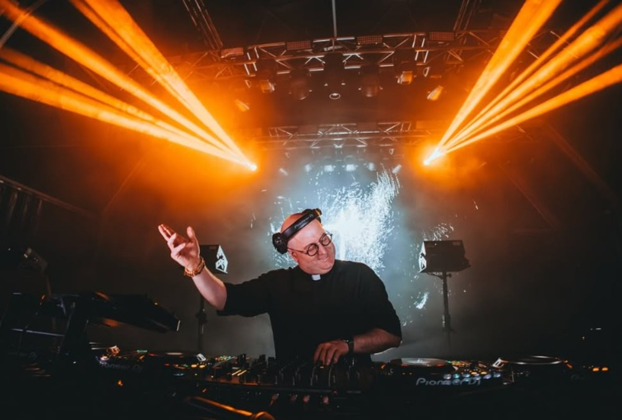 El padre Dj viene a Guatemala